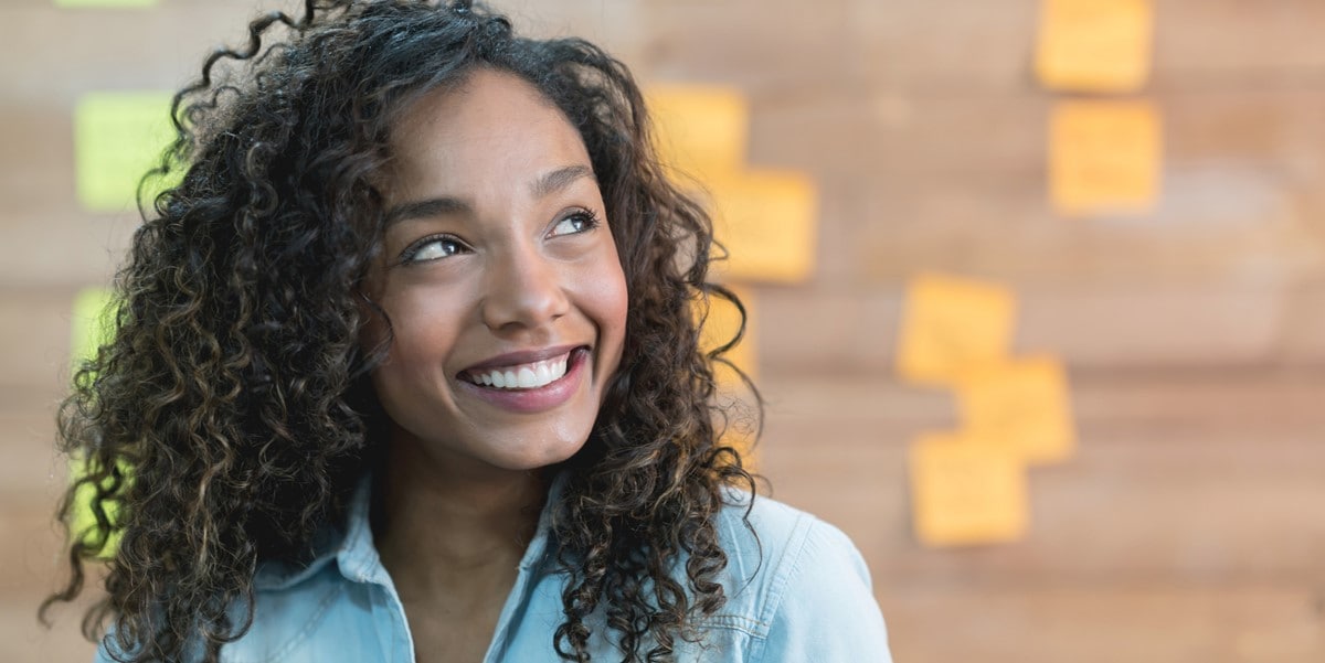 mujer sonriendo en oficina